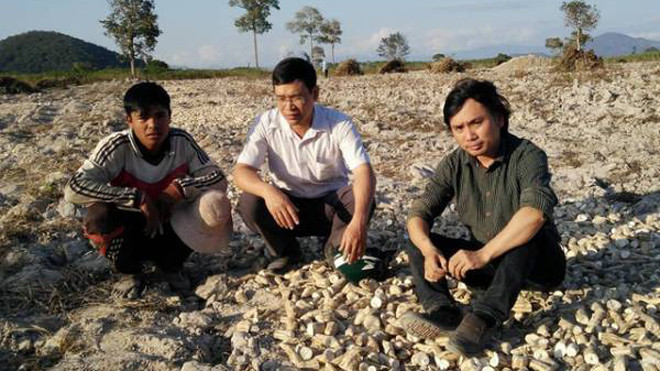 Thầy Thế (Hiệu trưởng) và thầy Dậu đến tận rẫy đón học sinh Gôl (ảnh nhân vật cung cấp)