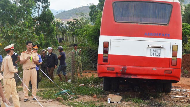 Tài xế bất cẩn lái xe buýt gần “hết đát” bị tai nạn.