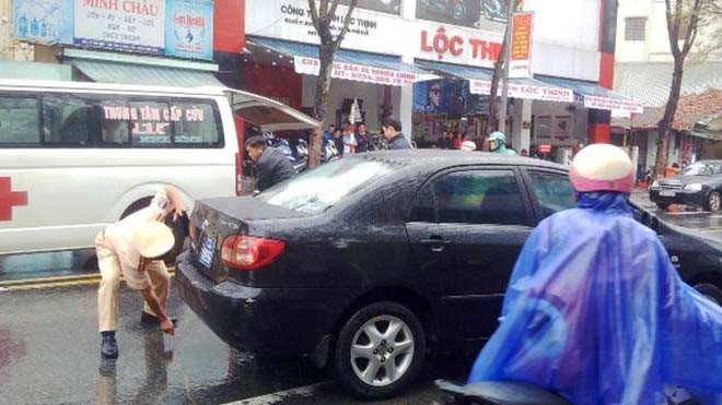 Xe cứu thương được điều động đến chuyển nạn nhân đi cấp cứu; lực lượng CSGT tiến hành kiểm tra hiện trường tai nạn. Ảnh: Công Thành 