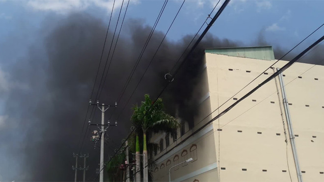 Khói đen cao ngút trời bao trùm công ty may mặc