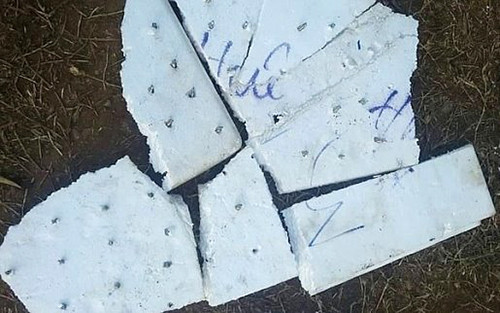 Những tấm xốp gắn đinh vít rải trên quốc lộ 37 để bẫy xe tải. Ảnh: Tiến Quyết