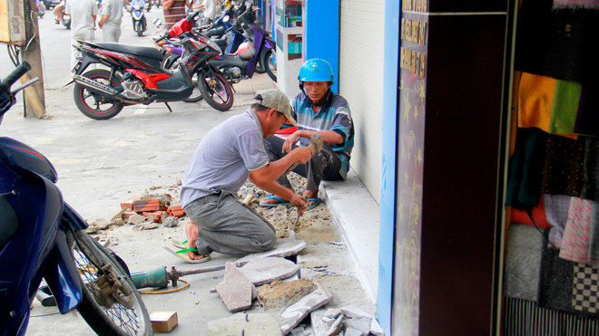 Các hộ kinh doanh ở đường Hùng Vương (quận Hải Châu) chủ động phá dỡ dốc, bậc thềm.