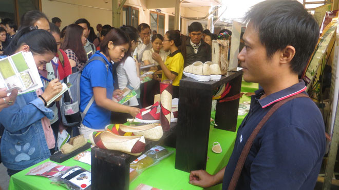 Những sản phẩm độc đáo từ xơ mướp thu hút bạn trẻ quan tâm