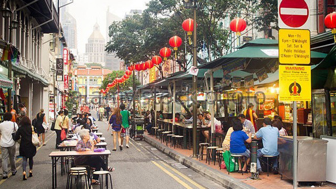 Con phố ẩm thực tại Singapore. Ảnh: Alamy.