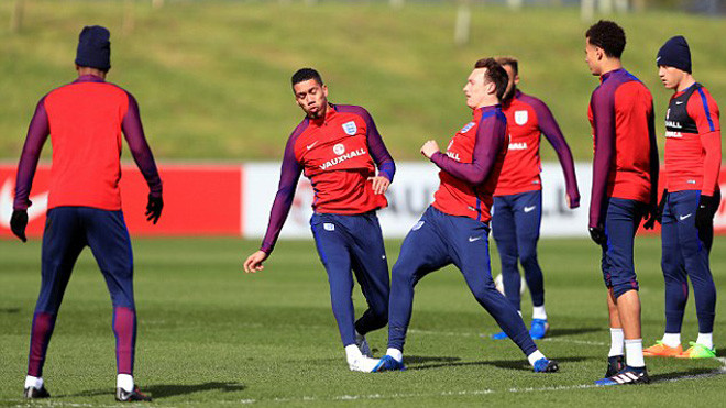 Phil Jones chấn thương sau khi bị Smalling giẫm vào chân