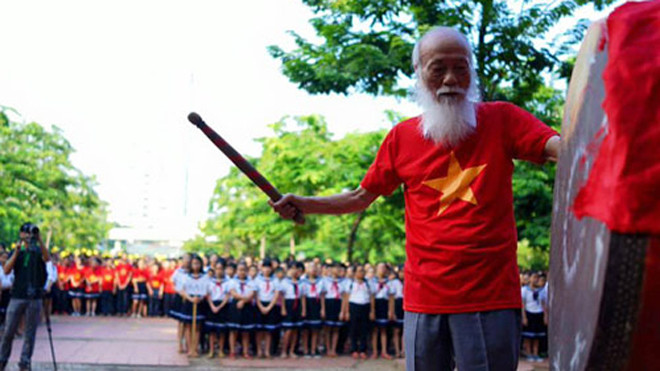 Thầy Văn Như Cương đánh trống khai giảng năm học 2015-2016.