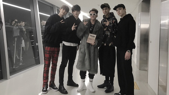 Chọn cho mình phong cách thời trang cá tính, riêng biệt, Sơn Tùng đã mất rất nhiều thời gian để có thể săn những bộ trang phục độc, lạ.