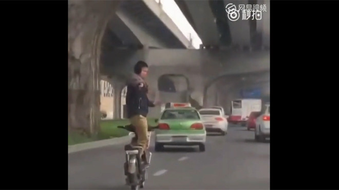 Chàng trai vừa đi xe đạp vừa múa thái cực quyền gây sốt