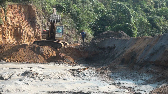 Các bên liên quan ráo riết khắc phục hậu quả sau sự cố vỡ đập.