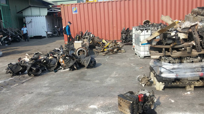 Ba container chứa hàng cấm nhập bị phát hiện.