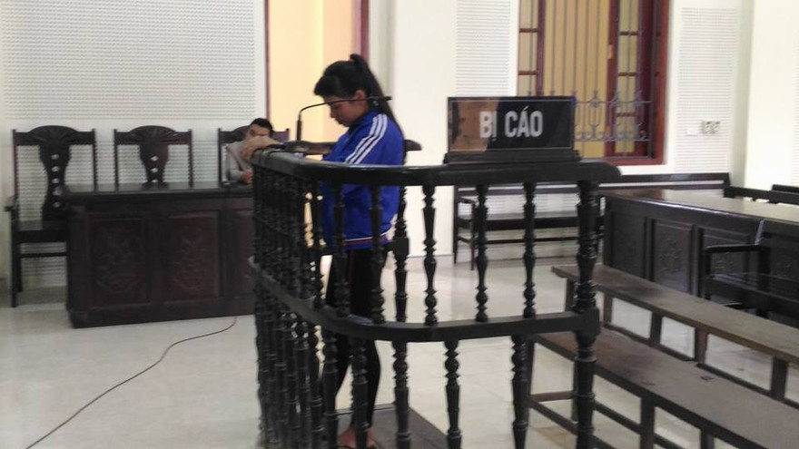 Bị cáo Lô Thị Luân trước vành móng ngựa.