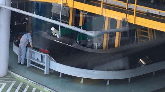 Khu vực đảo hành lý chuyến bay quốc tế đến chạy theo băng chuyền vào ga để trả hành khách