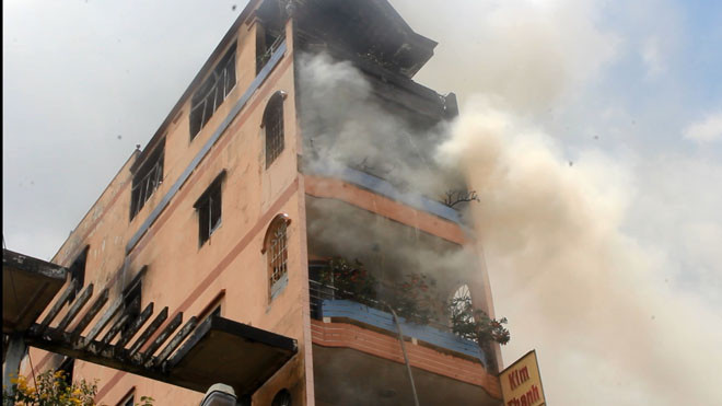 Căn nhà bốc khói nghi ngút.