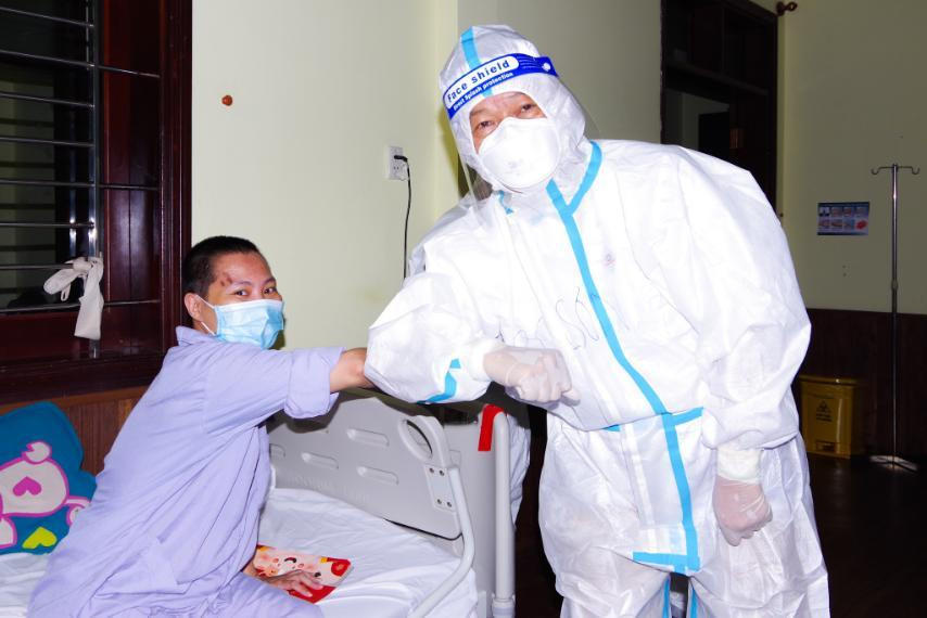 Thông tin mới về sản phụ mắc COVID-19 suy đa tạng, hôn mê, điều trị bằng ECMO 'tách đôi' 