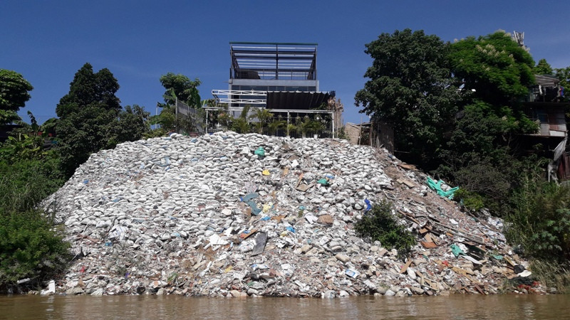 Giữa mùa mưa bão, đê Bạch Đằng bị “xẻ thịt”