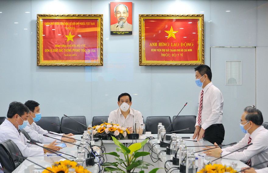 Vietravel trao tặng 15.000 khẩu trang y tế cho y bác sĩ tuyến đầu