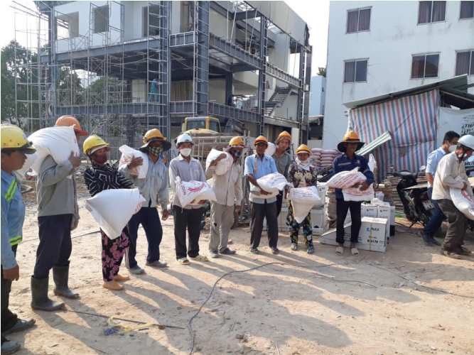 Công nhân nhận gạo của doanh nghiệp