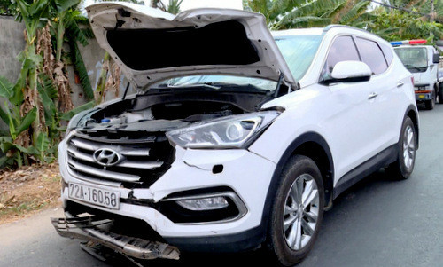 Chiếc ôtô hư hỏng phần đầu sau khi gây tai nạn. Ảnh: Quang Bình.