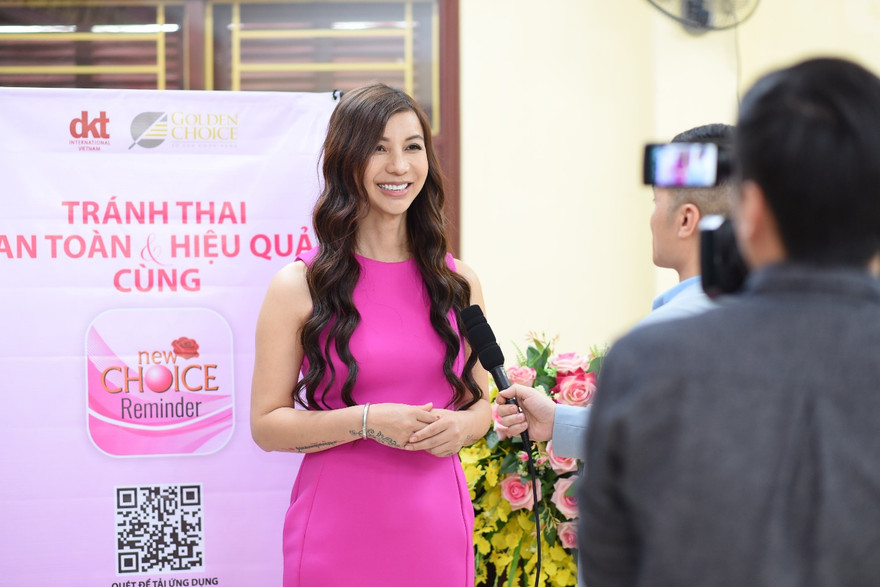 Bà Lê Bảo Ngọc - Giám đốc truyền thông Quỹ DKT Interational & Công ty TNHH Goldenchoice trong lễ ra mắt ứng dụng Tránh thai Newchoice tổ chức tại Hải Phòng ngày 02.03.2020