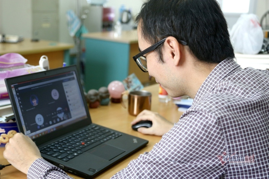 Thầy giáo Nguyễn Hồng Phương, Giảng viên Bộ môn Hệ thống Thông tin bắt đầu tiết dạy online