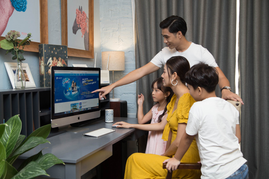 Gia đình tìm hiểu gói HomeCombo của VNPT