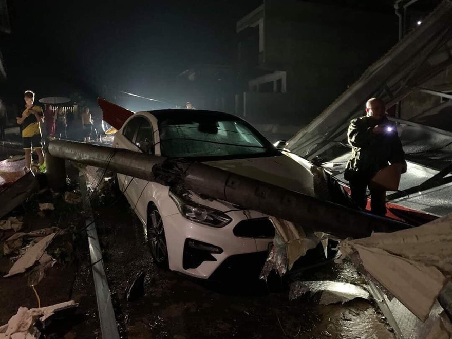 Ngay trong đêm 2/3/2020 Công ty Điện lực Yên Bái lập tức triển khai lực lượng khắc phục sự cố lưới điện do mưa đá gây ra