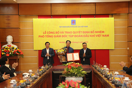 Chủ tịch HĐTV Trần Sỹ Thanh và Tổng giám đốc Lê Mạnh Hùng trao Quyết định bổ nhiệm và hoa chúc mừng cho tân Phó Tổng giám đốc PVN Phạm Tiến Dũng