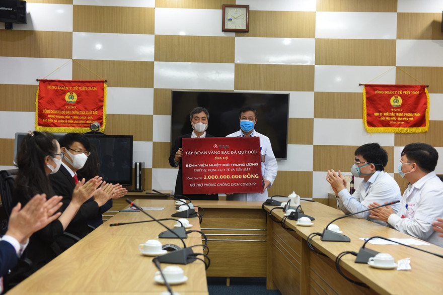 Ông ‘vua vàng bạc đá quý’ xắn tay chung sức hỗ trợ các chiến sỹ áo trắng