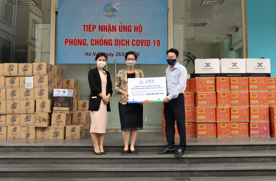 Đại diện Nestle Việt Nam trao bảng tượng trưng ủng hộ cho TW Hội Liên hiệp Phụ nữ VN