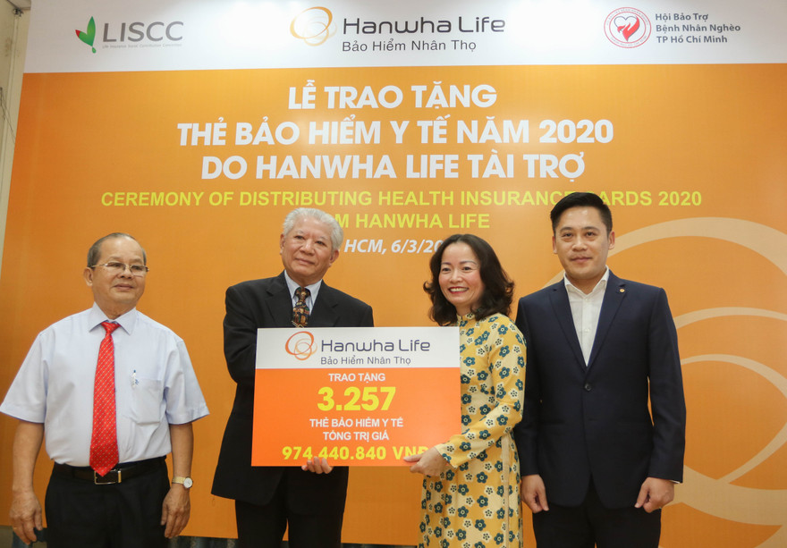 Hanwha Life Việt Nam tặng 3.257 thẻ bảo hiểm y tế cho người nghèo
