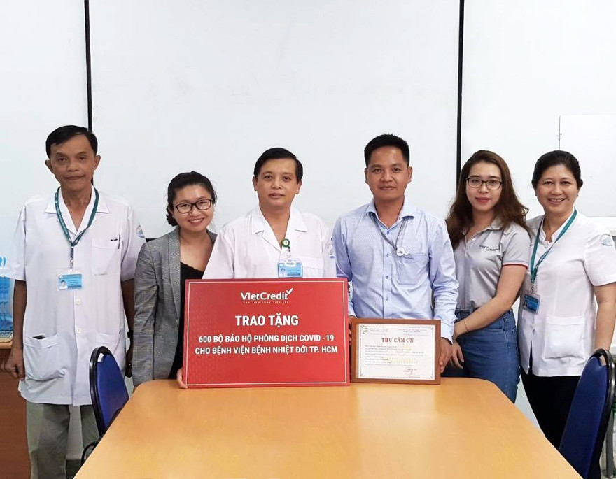 Đại diện VietCredit và Đại diện Bệnh viện Bệnh nhiệt đới TP HCM cùng chụp ảnh lưu niệm