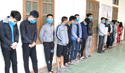 Phạt gần 200 triệu đồng đối với 19 người lén lút đến quán karaoke