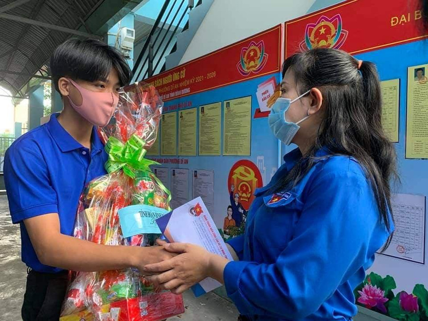 Nam sinh mồ côi nhiệt tình hỗ trợ người dân làm căn cước công dân 