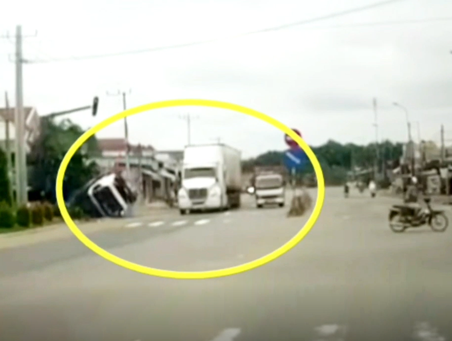 Xe tải chao đảo, lật nhào ở Bình Dương