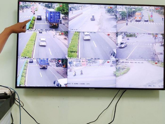 ‘Mắt thần’ phát hiện nhiều xe công ngang nhiên vượt đèn đỏ