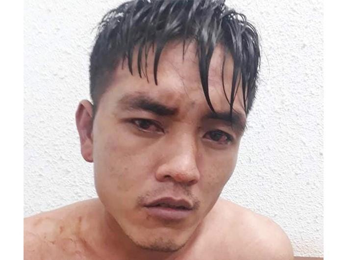 Bị công an bao vây, kẻ truy nã hai tay 2 dao chống trả quyết liệt
