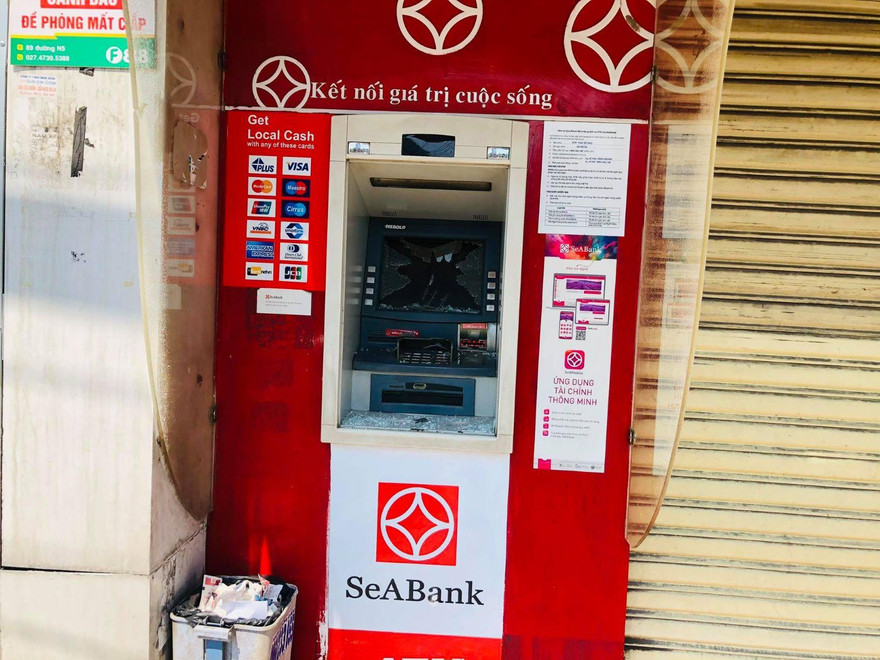 Loạt cây ATM ở Bình Dương bị kẻ gian đập phá