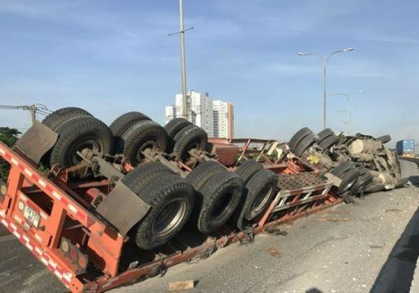 Xe đầu kéo lật ngửa khi lưu thông