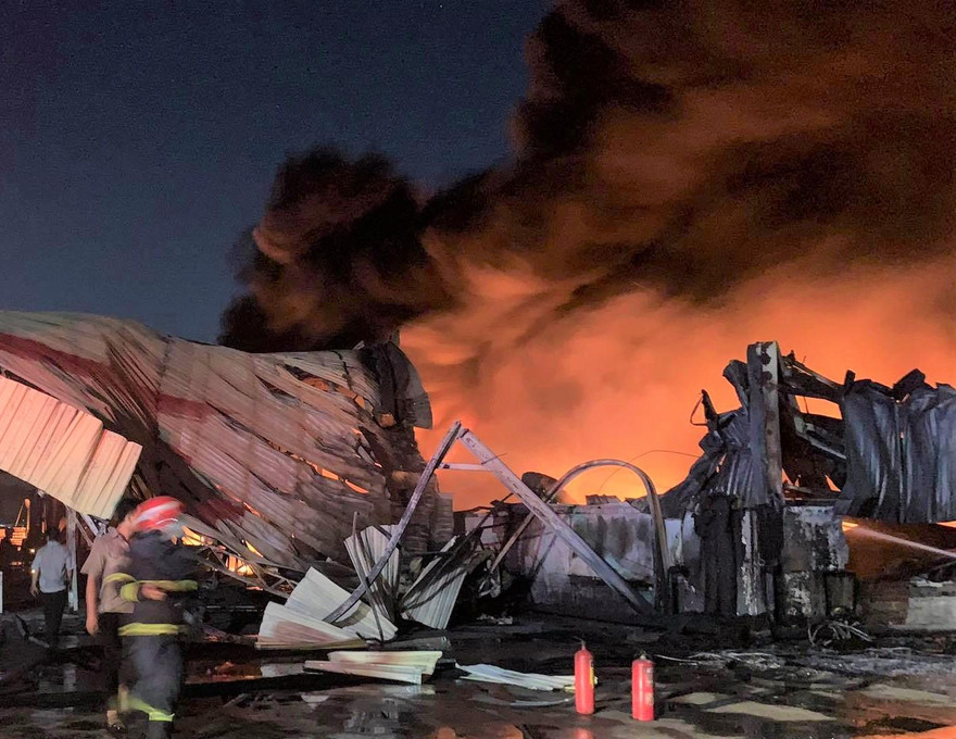Công ty sản xuất bao bì rộng 10.000m2 chìm trong biển lửa