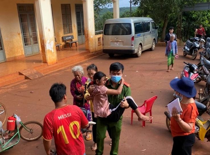 Đoàn thanh niên Công an đến tận nhà cấp CCCD cho bà con dân tộc thiểu số