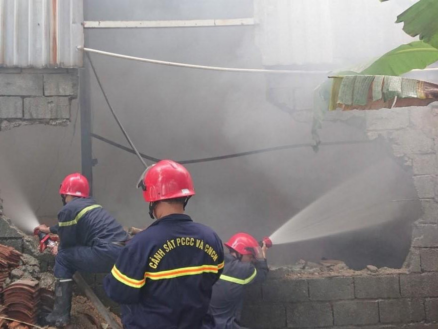Phá tường, cứu người bên trong công ty gỗ bị lửa bao trùm