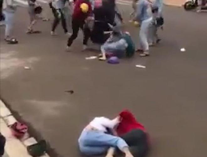 10 nữ sinh hỗn chiến vì một cuộc tình tay ba 