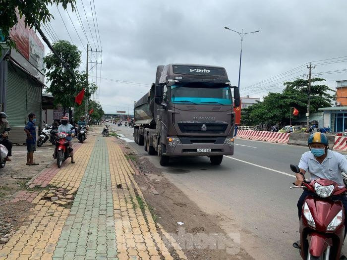 Người dân truy đuổi, bắt giữ xe ben cán chết người rồi bỏ chạy
