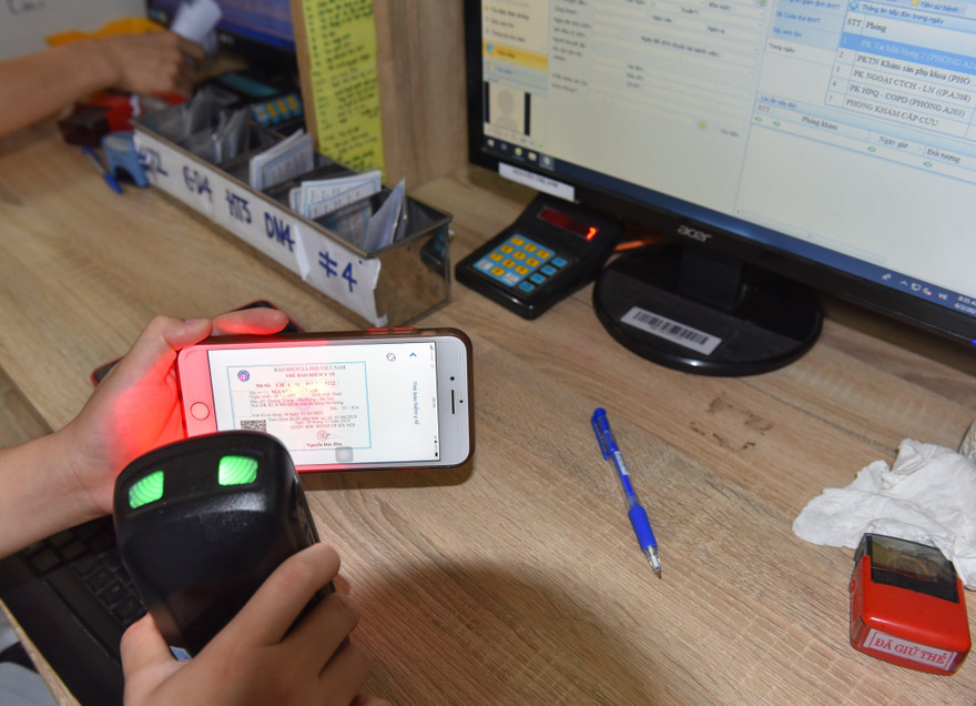 Người dân sử dụng thẻ BHYT điện tử trên ứng dụng VssID trong khám chữa bệnh