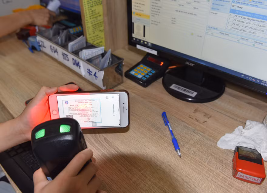 Người dân sử dụng thẻ BHYT điện tử trên ứng dụng VssID trong khám chữa bệnh