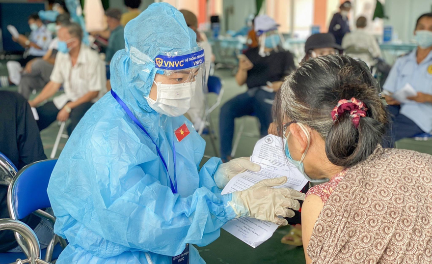 Được tiêm vắc xin miễn phí, công nhân an tâm, người dân vui mừng