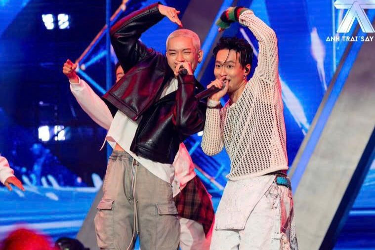 Sau sân khấu kết hợp với WEAN, HURRYKNG được hai "anh trai" theo đuổi