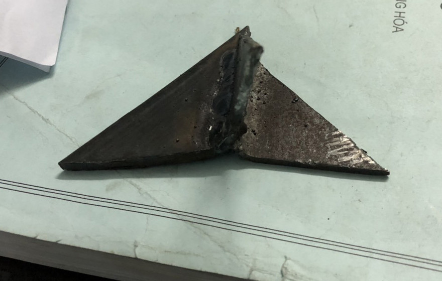 Nhiều xe ‘gặp nạn’ vì chông ba cạnh bằng sắt rải trên Quốc lộ 45