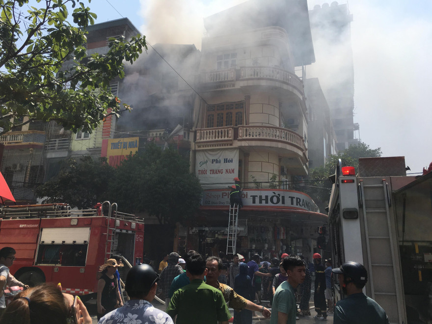 Cháy cơ sở kinh doanh bình gas, cả khu phố náo loạn