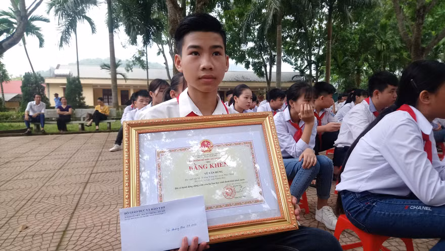 Nam sinh lớp 9 dũng cảm lao xuống sông cứu 3 học sinh khỏi đuối nước